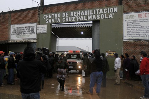 Журналисты и родственники заключенных у входа в тюремный комплекс Пальмасола
