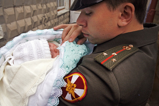Отцы-одиночки, служащие в российской армии, могут получить право уходить в отпуск по уходу за детьми