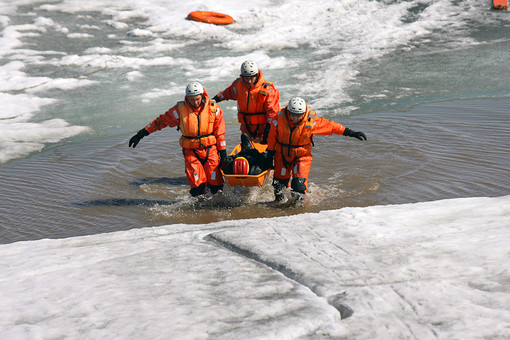 Показательное занятие МЧС по отработке действий по спасению людей, терпящих бедствие на льду