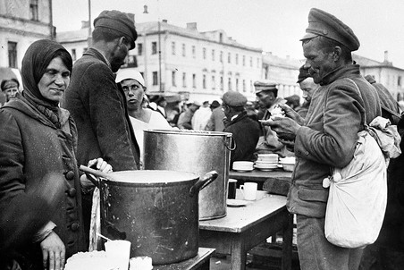 Торговля пшенной кашей на Сухаревском рынке, 1919 год