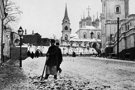 Уборка снега в Большом Ивановском переулке, 1898 год