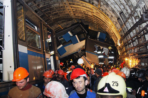 Спасатели продолжают работы в тоннеле подземки 