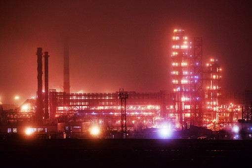 Вид на Московский нефтеперерабатывающий завод