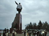 31 января, сотни запорожцев собрались на площади возле памятника Ленину, чтобы его снести