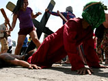 В нескольких филиппинских деревнях туристам запретили туристам участвовать в обрядах добровольного распятия на кресте, которые уже давно совершаются в этой стране перед Пасхой - в Страстную пятницу