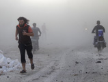 Со ссылкой на данные медиков HRW сообщает, что в северных анклавах провинции Хомс, где сирийская армия развернула активные наступательные действия, проживает минимум 50 тысяч человек, чьим жизням угрожает "огромный риск"